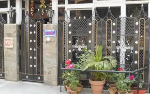 Отель Delhi Expats GuestHome вид на фасад