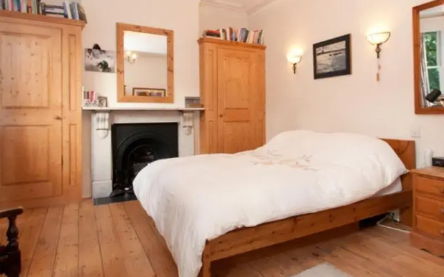 Отель Veeve Roderick Road 5 Bed Family Home Hampstead комната для гостей