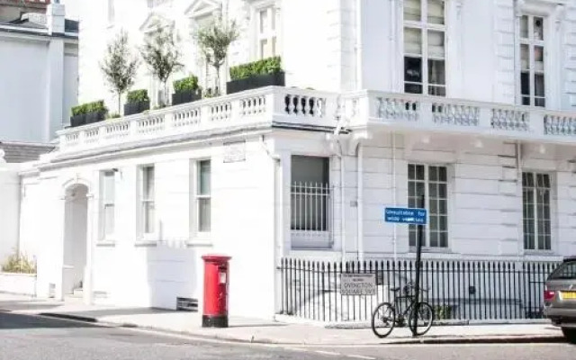 Отель Beaufort Gardens By Onefinestay Лондон вид на фасад