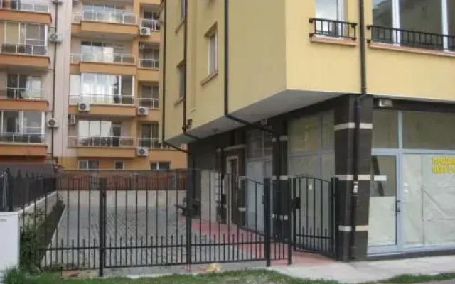 Отель Ahinora Apartments Болгария, Поморие - отзывы, цены и фото номеров - забронировать отель Ahinora Apartments онлайн вид на фасад