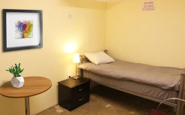 Hostel Port (Caters to Men) комната для гостей