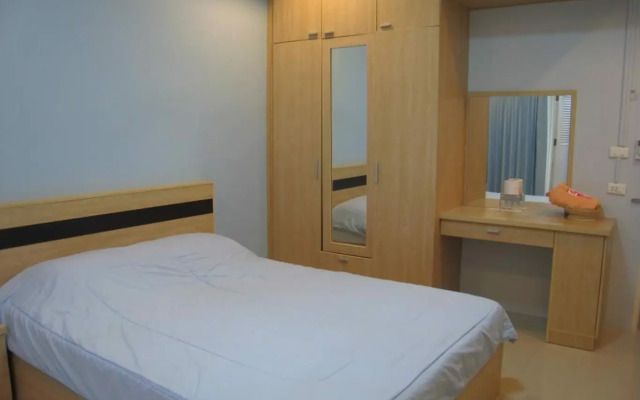 Апартаменты C.S. Poonpol Apartment комната для гостей