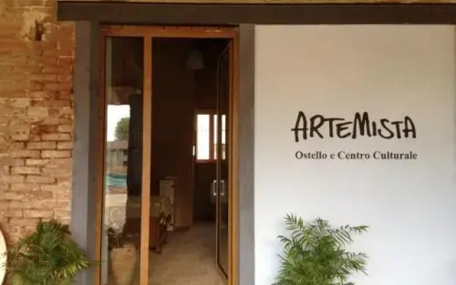 Отель Ostello Artemista Ass. Ostelli Lombardia Сан-Мартино-Сиккомарио вид на фасад