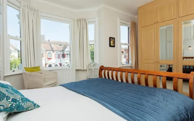 Veeve 4 Bed Home On Larden Road In Ealing
