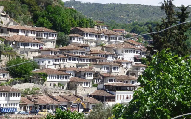 Отель Lorenc Pushi Guesthouse Албания, Берат - отзывы, цены и фото номеров - забронировать отель Lorenc Pushi Guesthouse онлайн вид на фасад