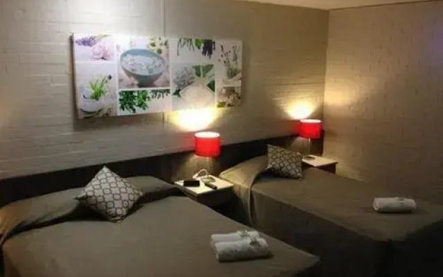 Browns Plains Hotel вид на фасад