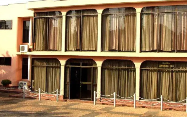 Pink Panther Hotel Kumasi вид на фасад