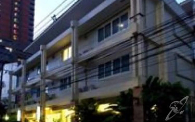 Отель Vista Residence Bangkok Бангкок вид на фасад
