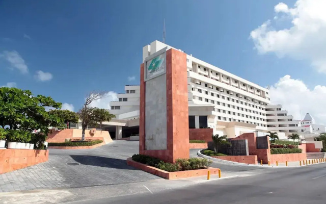 Отель Club Solaris Cancun - Premier All Inclusive вид на фасад