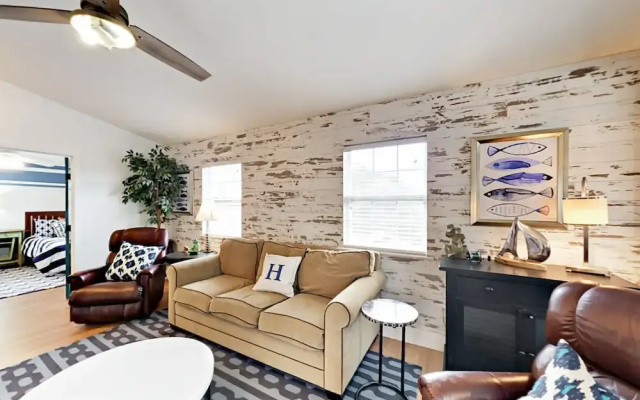 Lakefront Haven - 3 Br Home