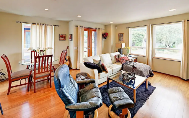 6004 SW Admiral Way Townhouse by RedAwning