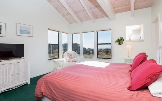 Rosebud 3 Br Home by RedAwning