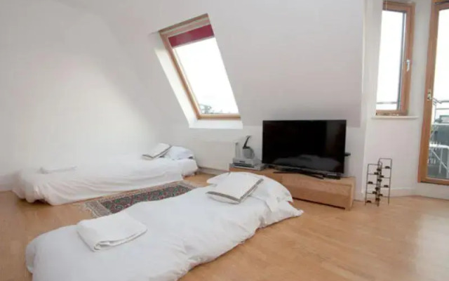 Отель Veeve Top Of The World White Lion Street 2 Bed Penthouse Islington Лондон комната для гостей