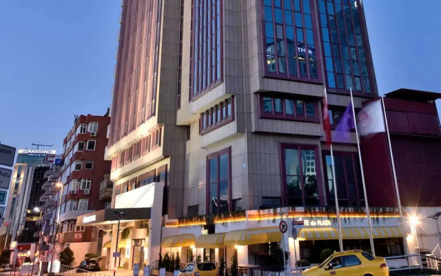 Отель Mercure Istanbul The Plaza Bosphorus вид на фасад