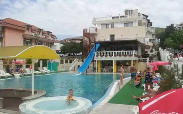 Hotel Corona бассейн