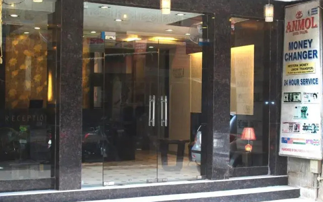 Отель Anmol Hotels вид на фасад