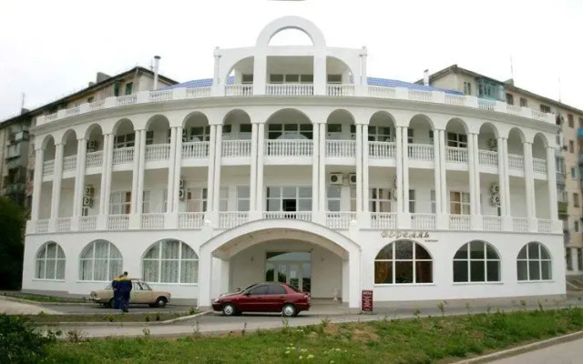 Dolphin Hotel вид на фасад