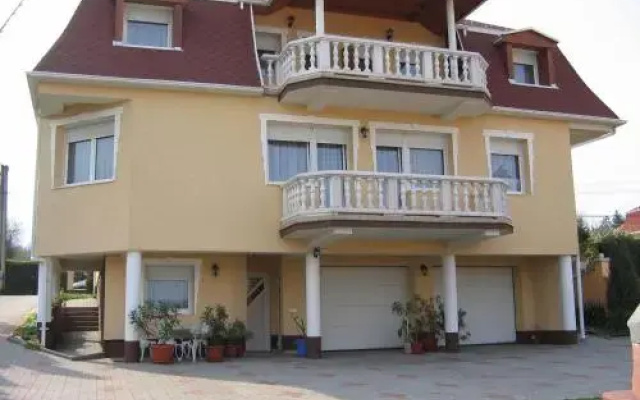 Arany Apartmanház