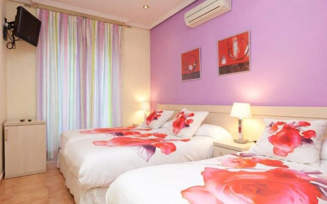 Отель Hostal Luz Испания, Мадрид - 7 отзывов об отеле, цены и фото номеров - забронировать отель Hostal Luz онлайн вид на фасад