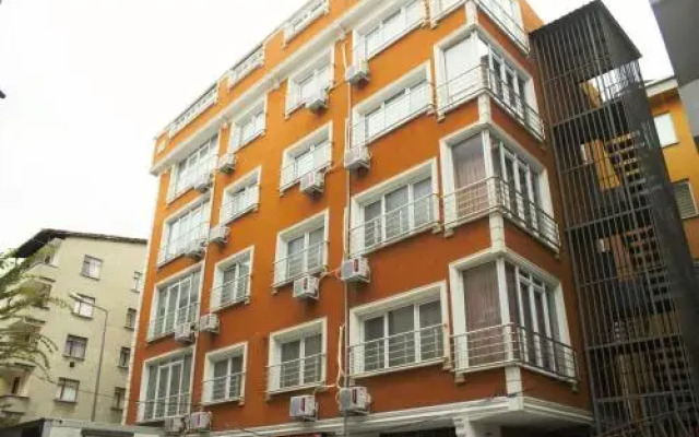 Orange Airport Hotel вид на фасад