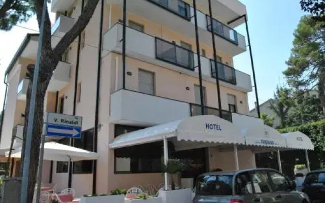 Hotel Fabiana Римини вид на фасад
