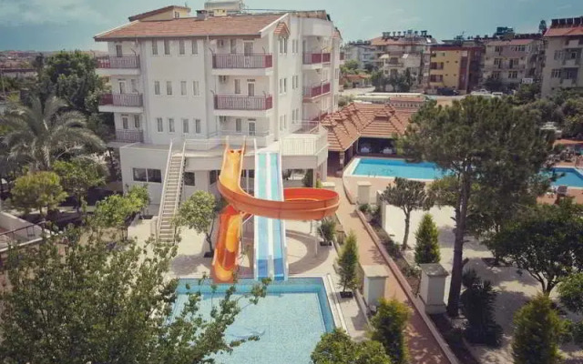 Catty Cats Garden Hotel вид на фасад