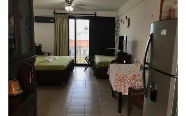 Апартаменты Studio for 4 people 1 room very close to 5th Avenue комната для гостей