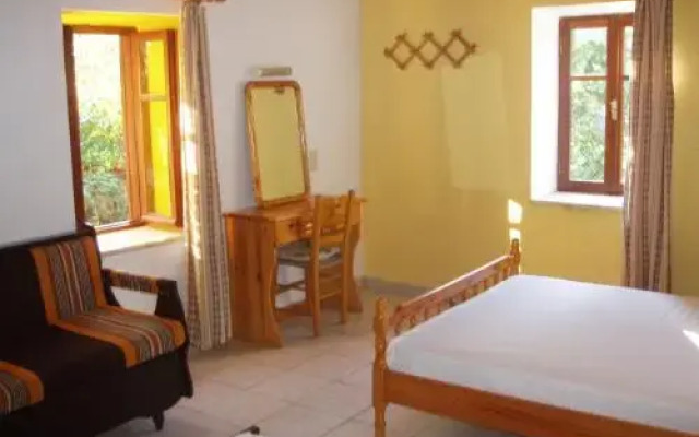 Eleni Studios & Apartments