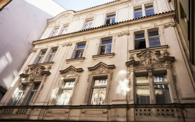 Апартаменты Apartment by the Old Town Square вид на фасад