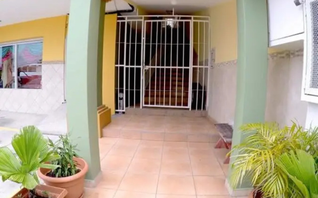 Отель Travel Suites вид на фасад