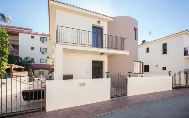 Отель Cyprus Villa Crystal 33 Gold вид на фасад