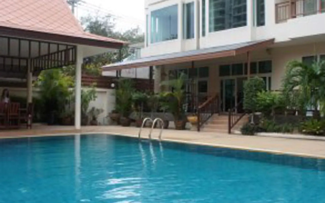 Апартаменты Emerald Palace Serviced Apartment Паттайя бассейн