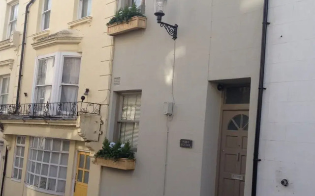 Апартаменты Ei8ht Brighton Apartments - Guest house вид на фасад