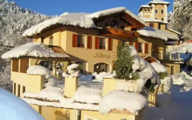 Отель Albergo Miravalle Фай-делла-Паганелла вид на фасад