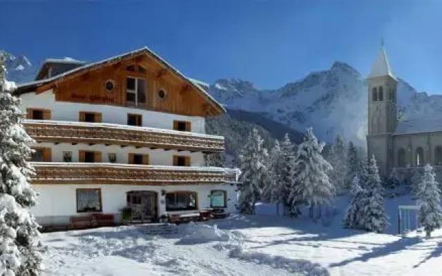 Hotel Alpenhof Стельвио вид на фасад