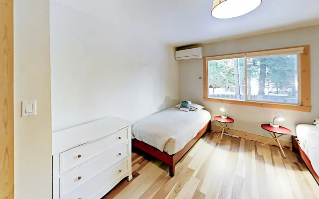 Chic Ski Retreat - 4 Br Home