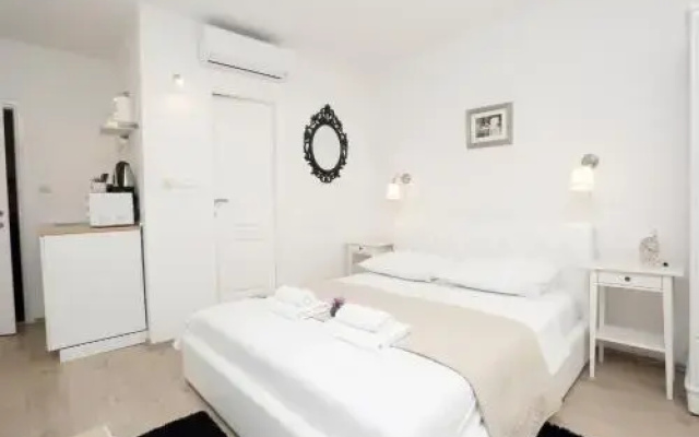 Split Old Town Suites