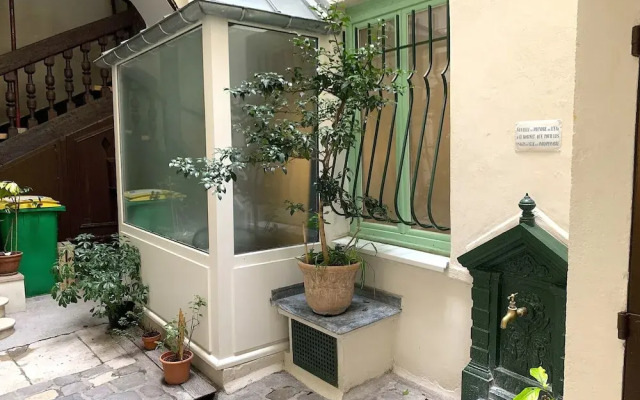 Апартаменты Lovely studio heart of Le Marais Париж вид на фасад