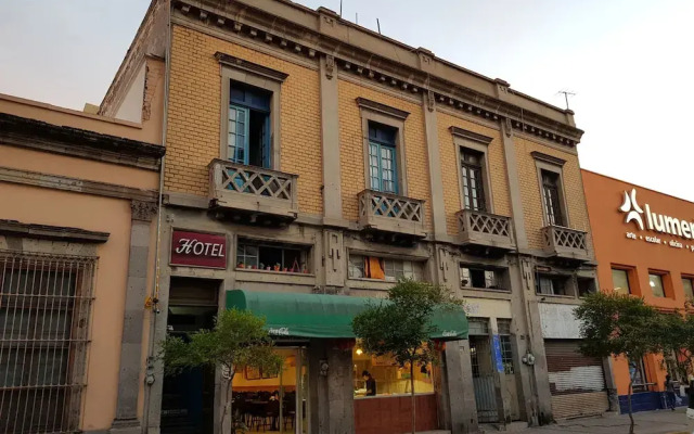 Central Downtown Guadalajara Hotel вид на фасад