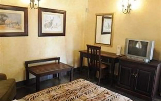 Отель The Big Five Lodge Габороне удобства в номере