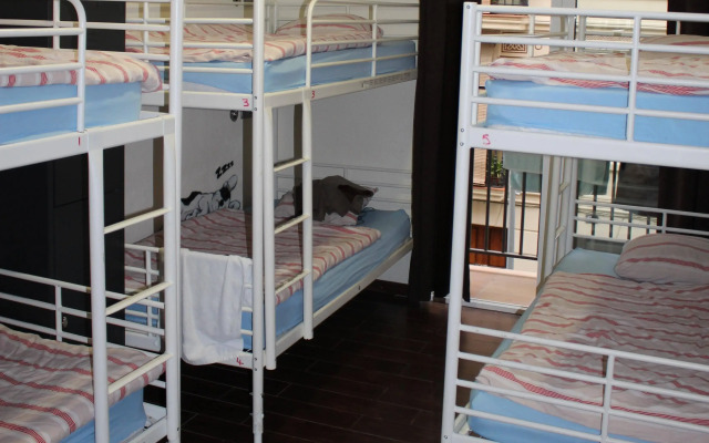 Hostel One Paralelo Барселона вид на фасад
