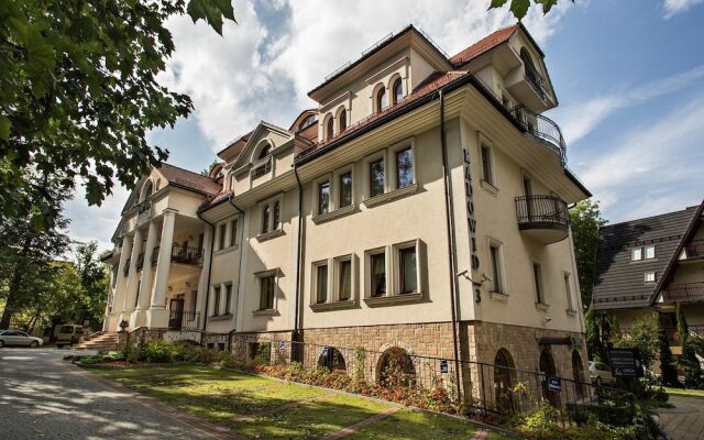 Отель Apartamenty Radowid w centrum z basenem i parkingiem Польша, Закопане - отзывы, цены и фото номеров - забронировать отель Apartamenty Radowid w centrum z basenem i parkingiem онлайн вид на фасад