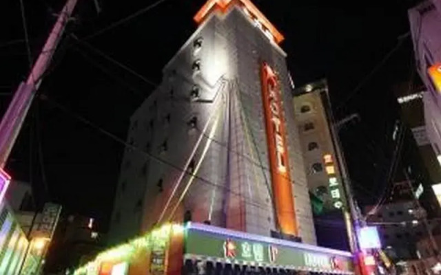 R Hotel Seongbuk вид на фасад