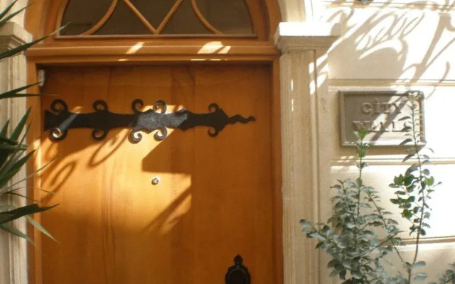 City Walls Hotel вид на фасад
