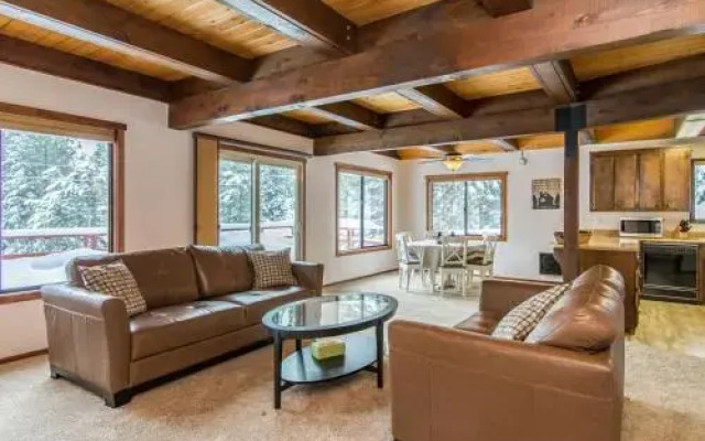 Spacious Truckee Cabin for 12 by RedAwning