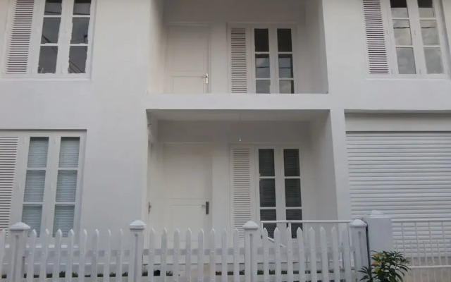 Отель White Villa Ambalangoda вид на фасад