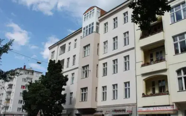 Hotel-pension Uhland Берлин вид на фасад