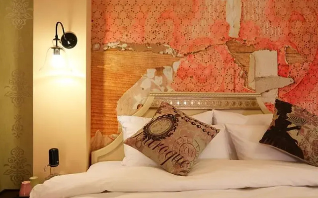 Avril Home
