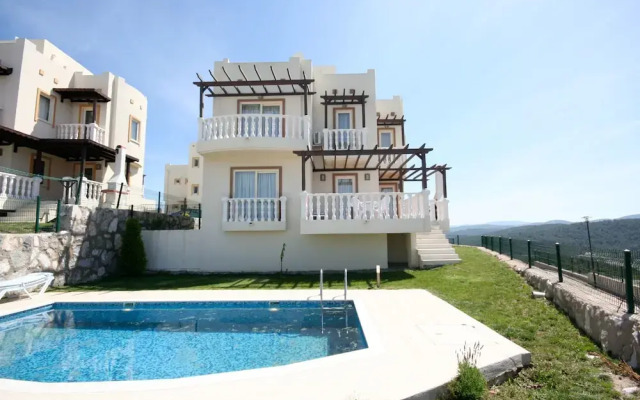 Important Group Turqouise Villa Liana