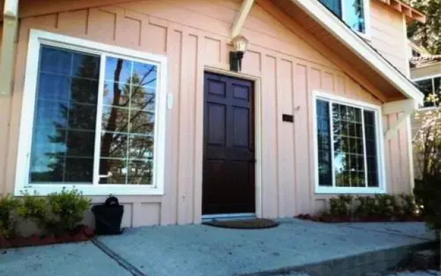 Near Lake Plus View 2 Bedroom Home by RedAwning